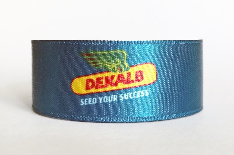Атласная ленточка с логотипом DEKALB